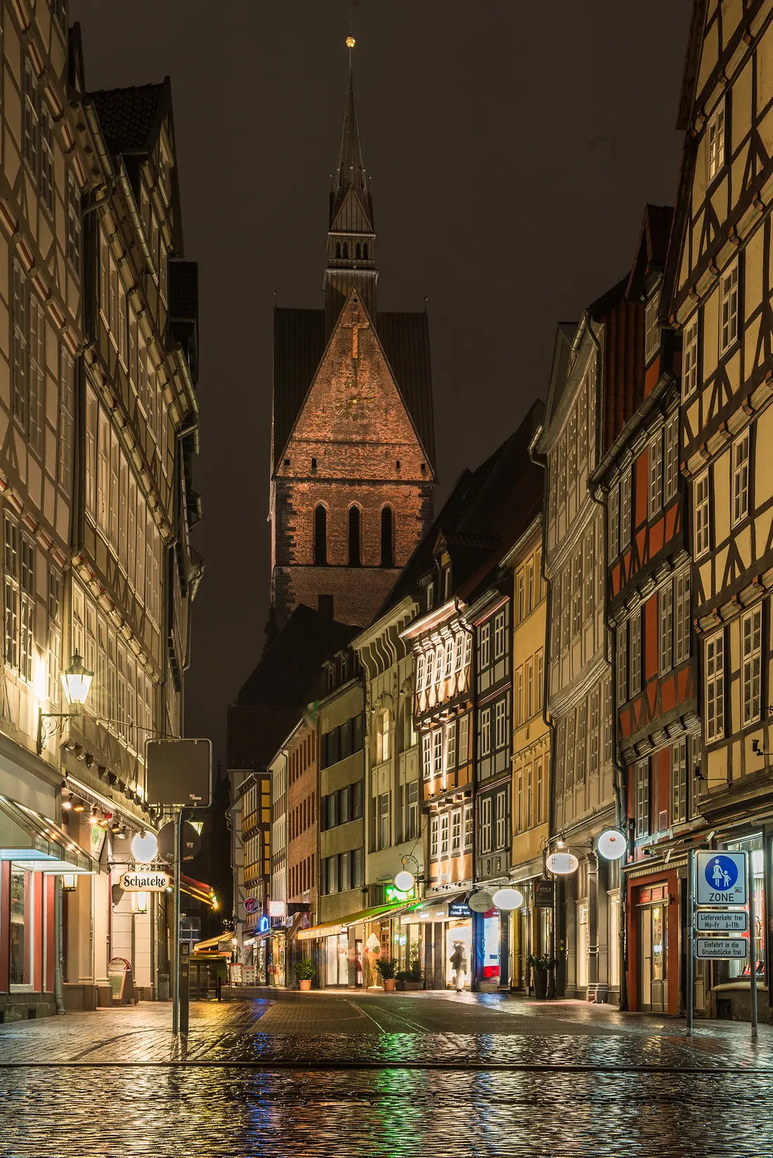 Nächtlicher Blick durch die Knochenhauer Strasse in Richtung Marktkirche