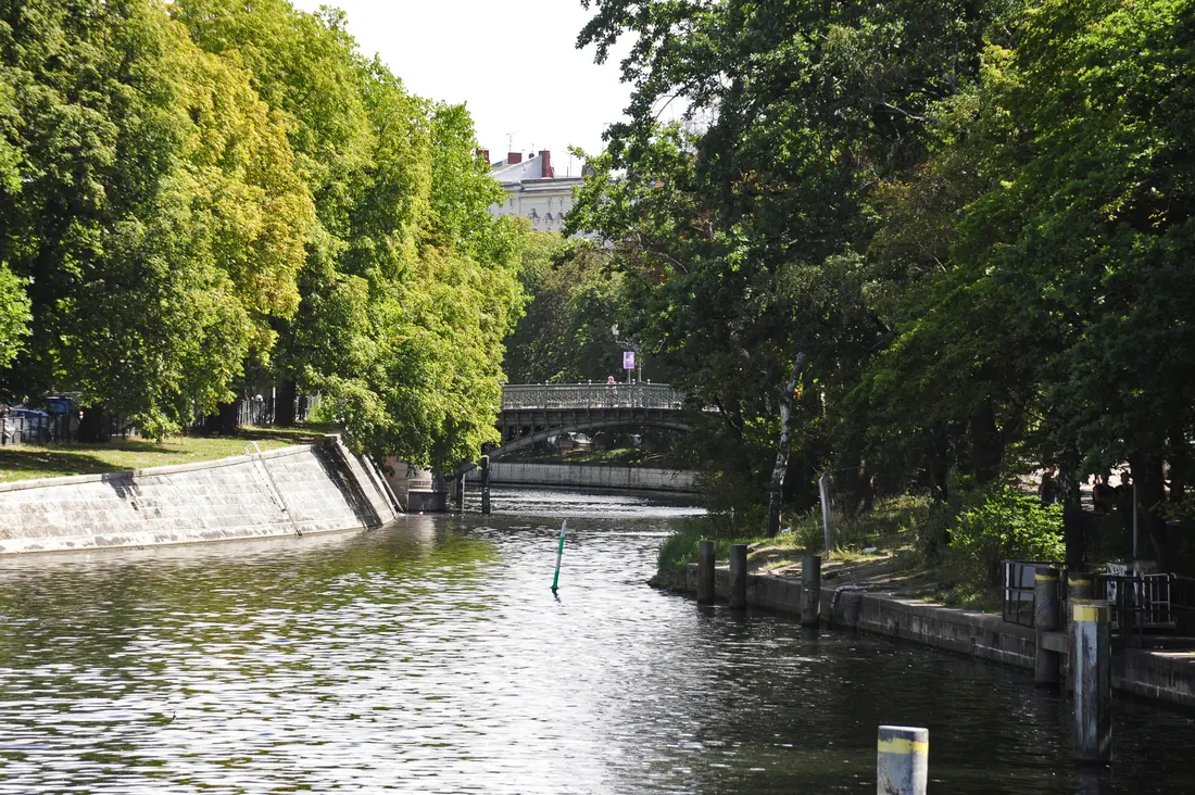 Ein idyllisches Bild vom Landwehrkanal - mit Brücke