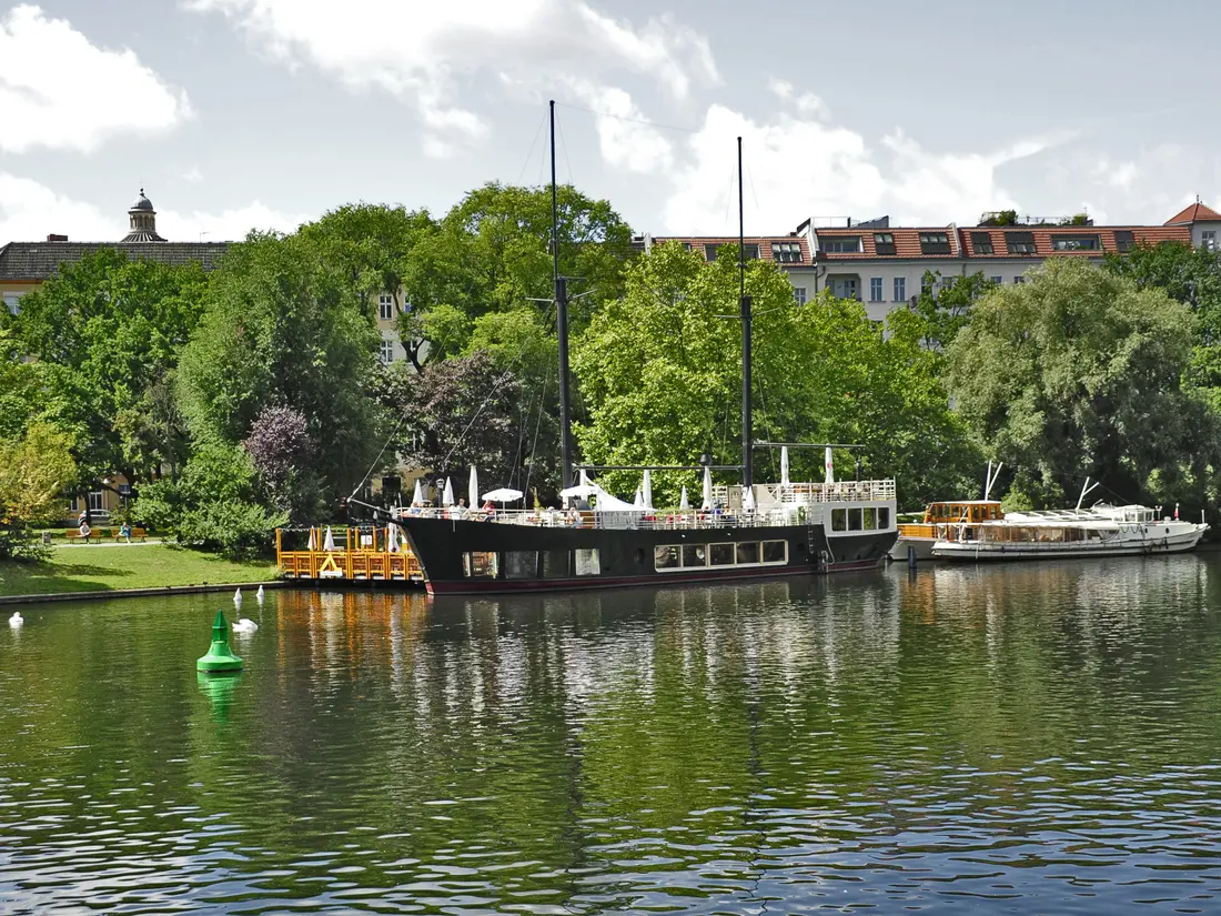 Ein Restaurantschiff auf dem Landwehrkanal