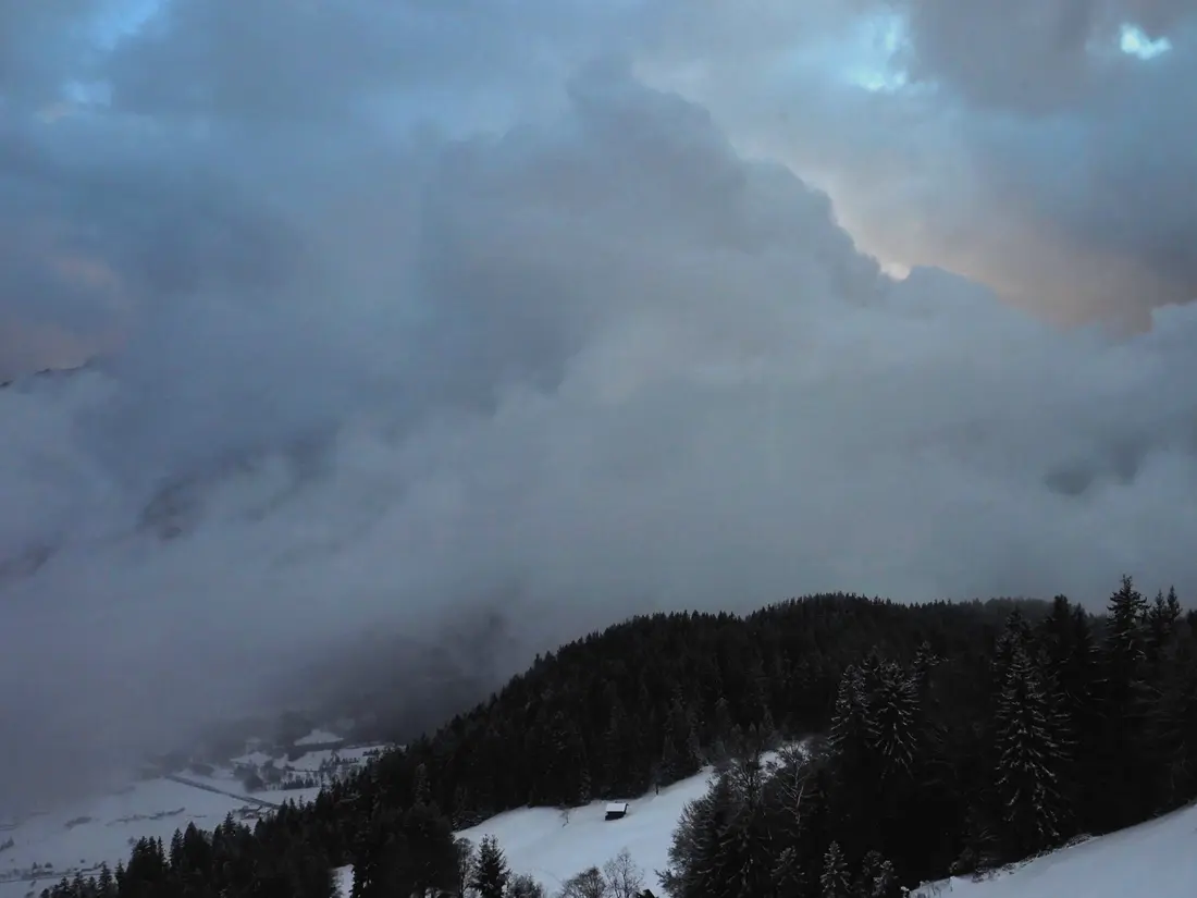 Wolken Geschiebe über Thuner See