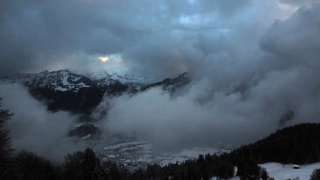 Letztes Licht in einer Wolkendecke