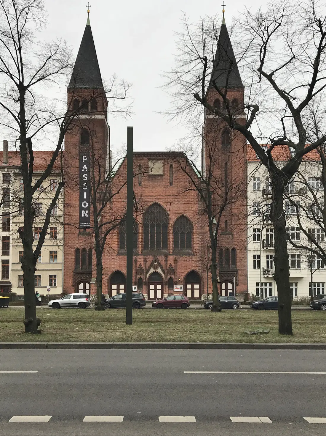 Kirche mit Transparent: Passion