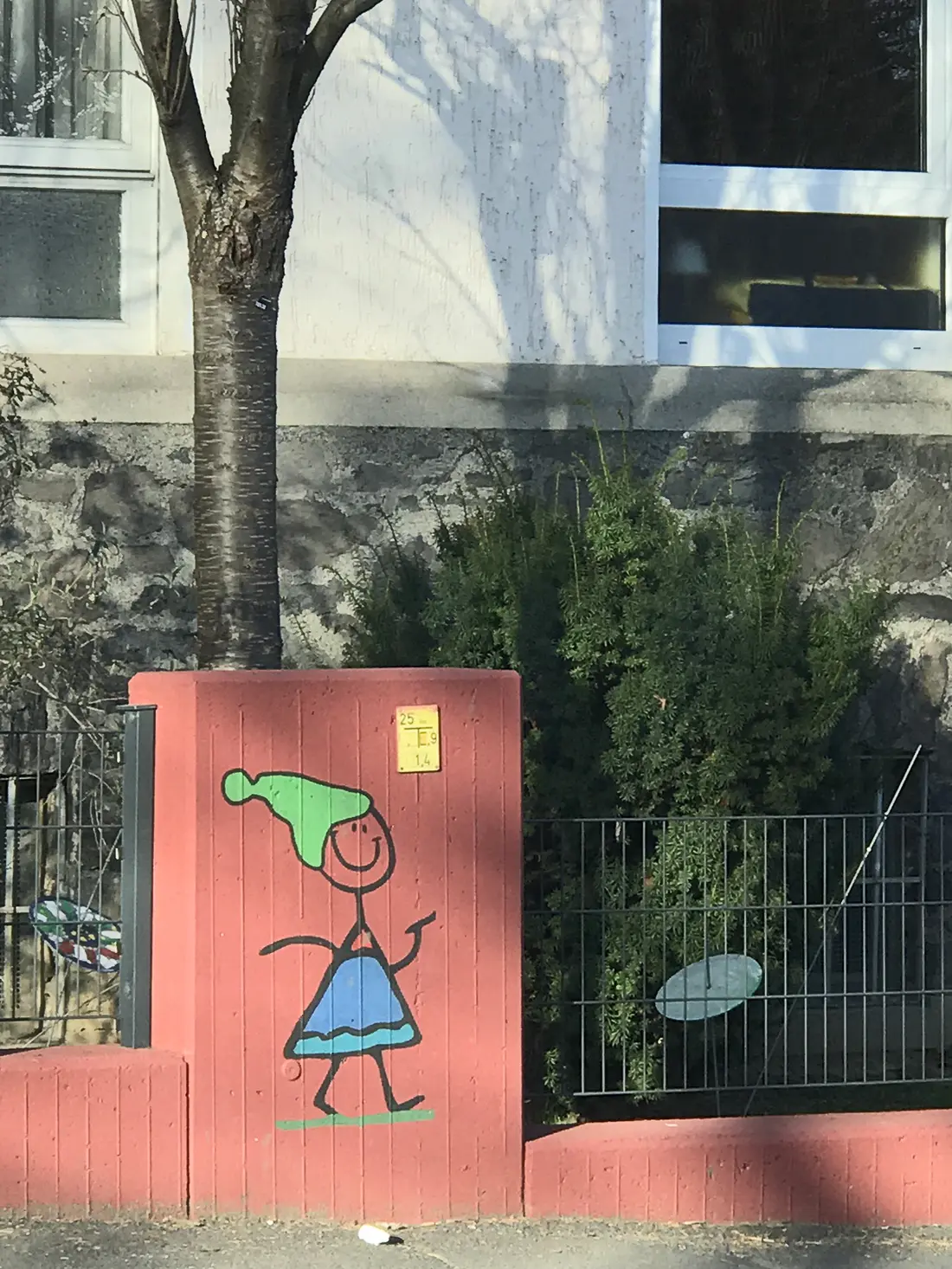 Gartenmauer des Kindergartens