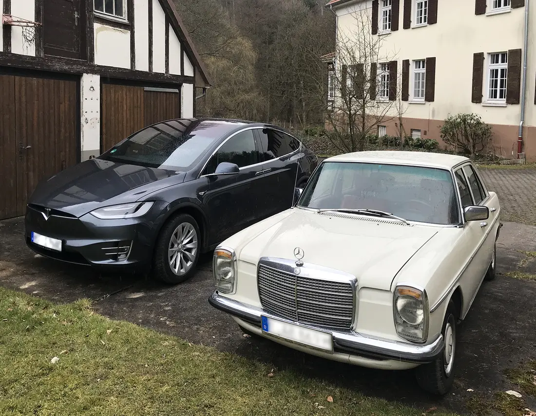 Ein Tesla und ein Mercedes