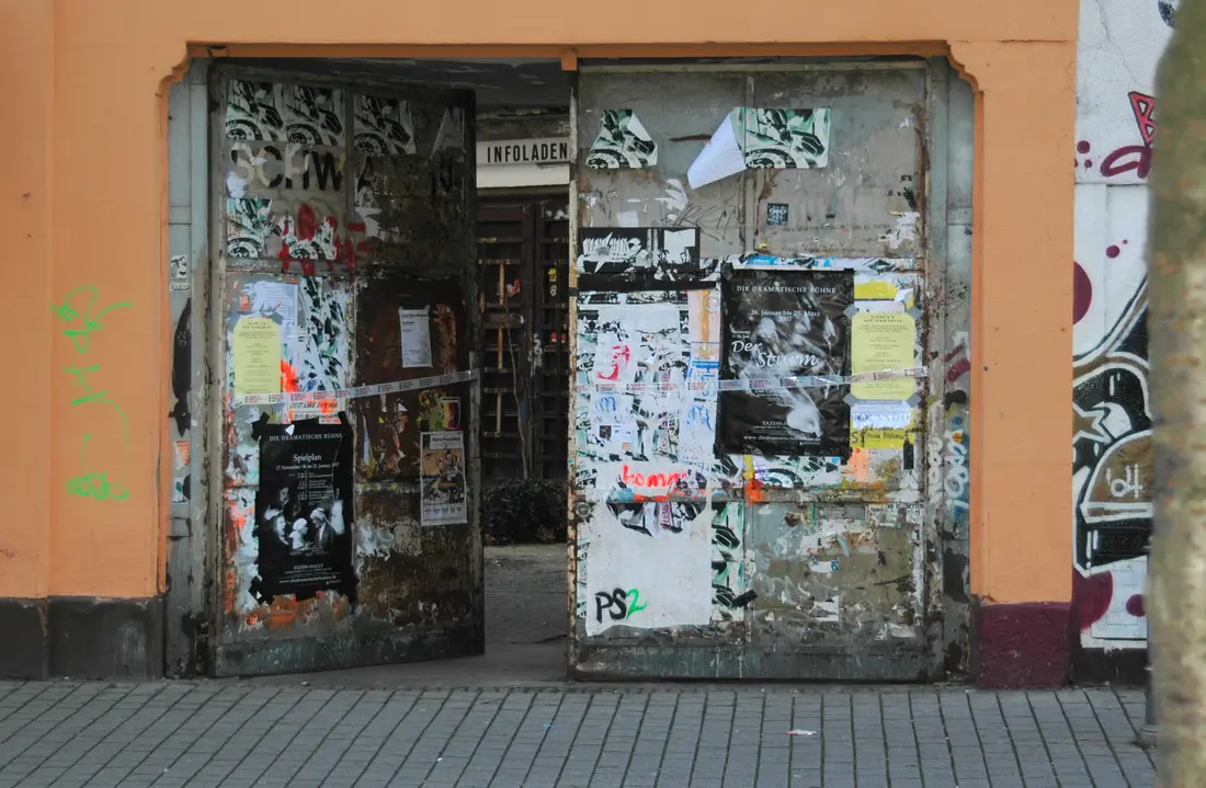 Toreinfahrt, innen ein Schild