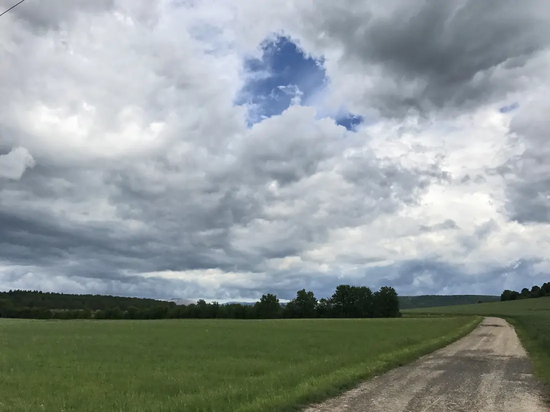 Viel Himmel mit Landschaft