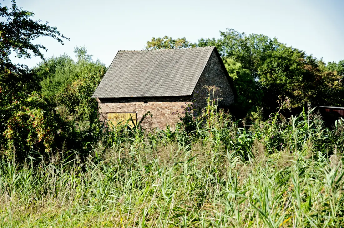 Eine Scheune aus Backsteinen