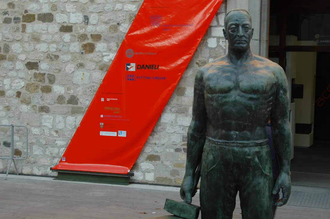 Statue vor Ausstellungsplakat