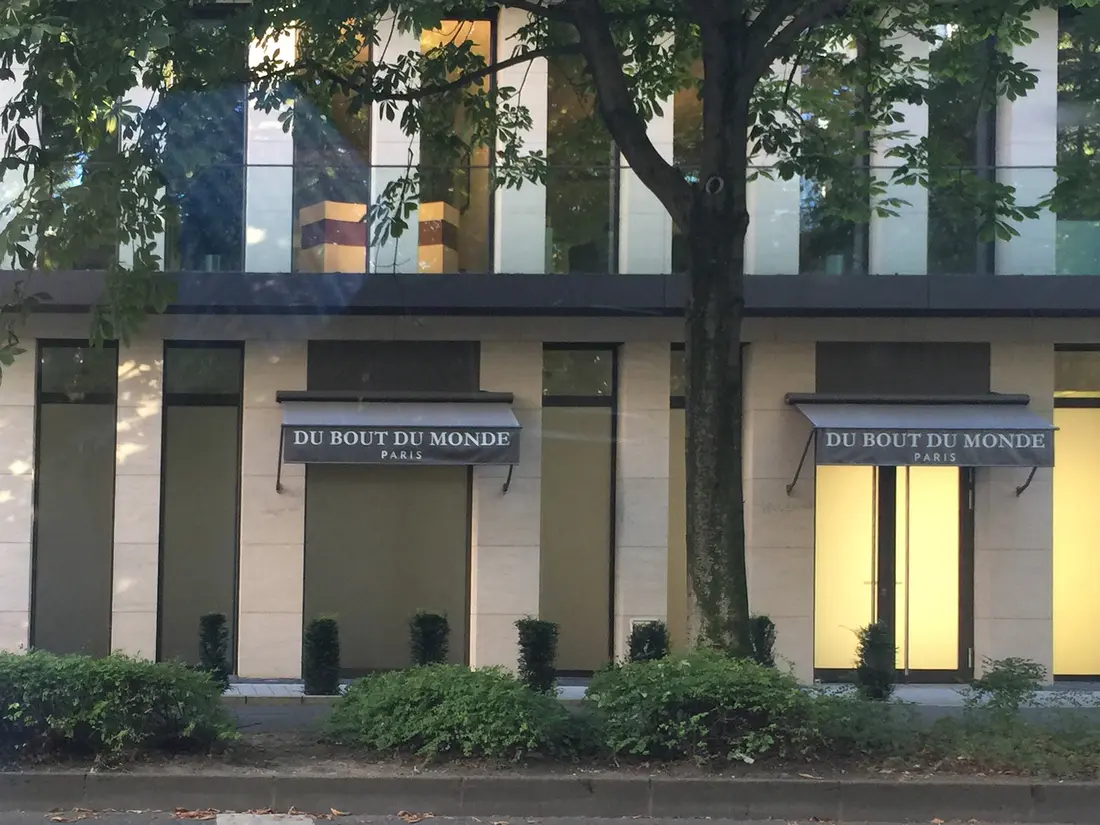 Schild des Geschäftes "Du Bout Du Monde"