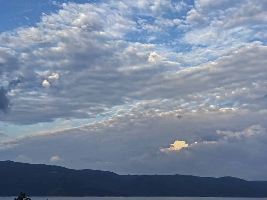 Ein Sonnenloch in den Wolken