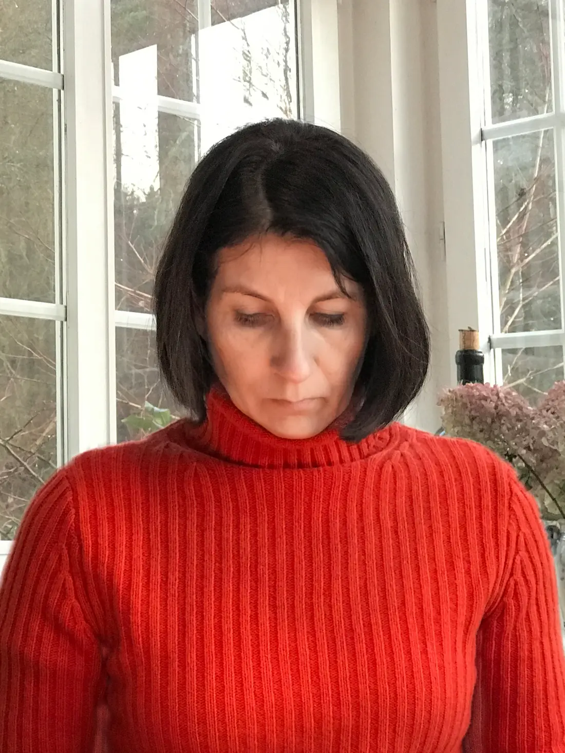 Frau mit orangenem Pullover