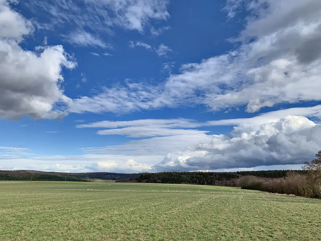 Wolken über Land