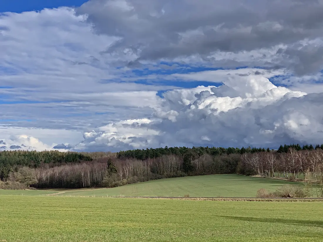 Wolken über Land