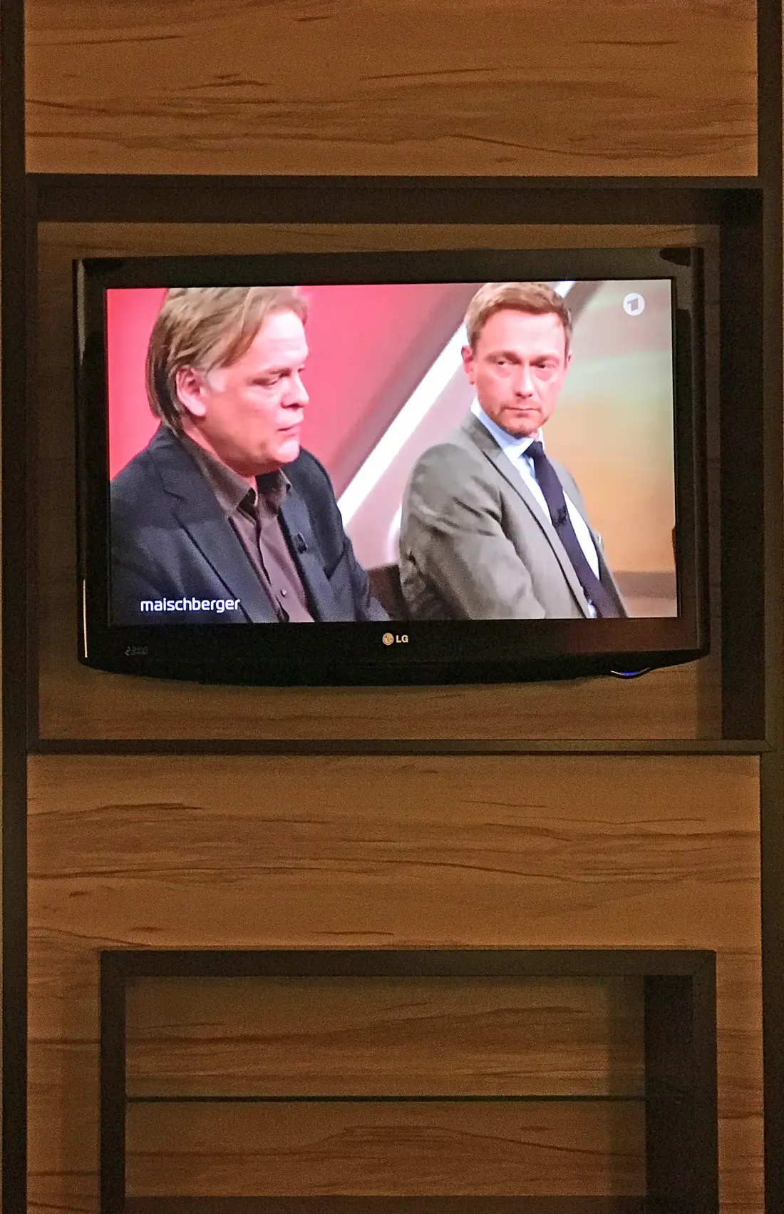 Hotel-TV in Holzverkleidung