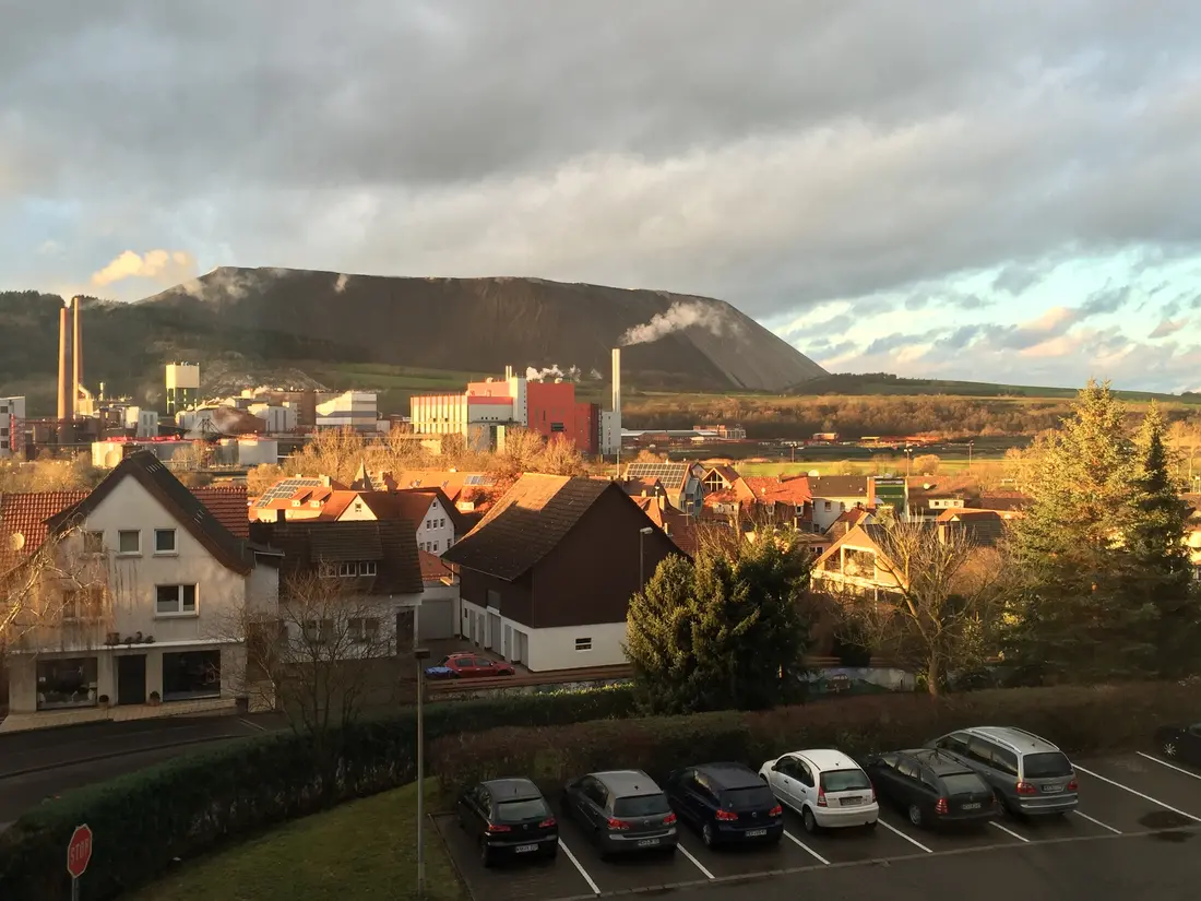 Der Blick über Heringen zeigt im Hintergrund eine Abraumhalde von Kali+Salz