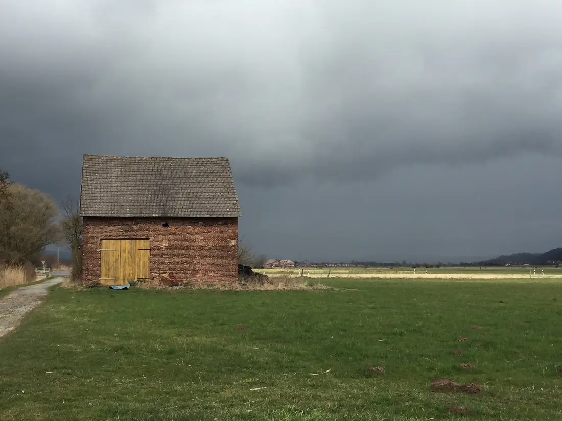 Eine Scheune aus Backsteinen