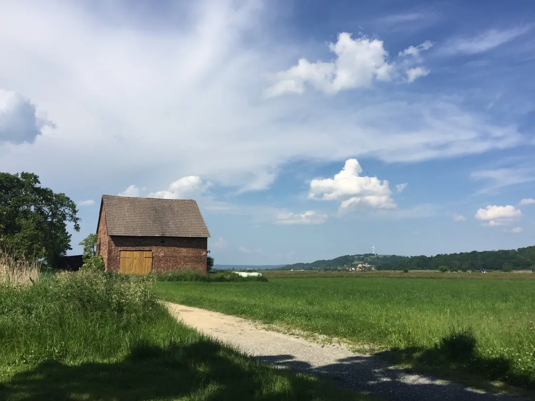 Eine Scheune aus Backsteinen