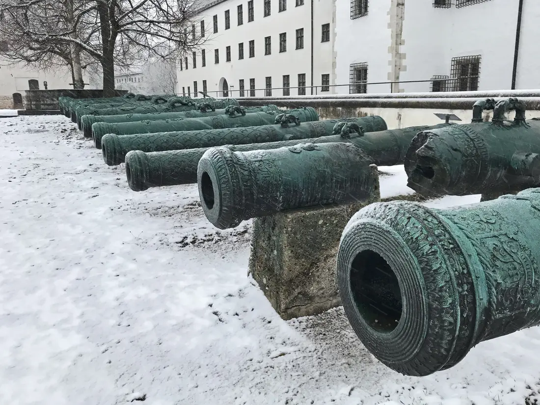 Kanonen im Schlosshof von Ingolstadt