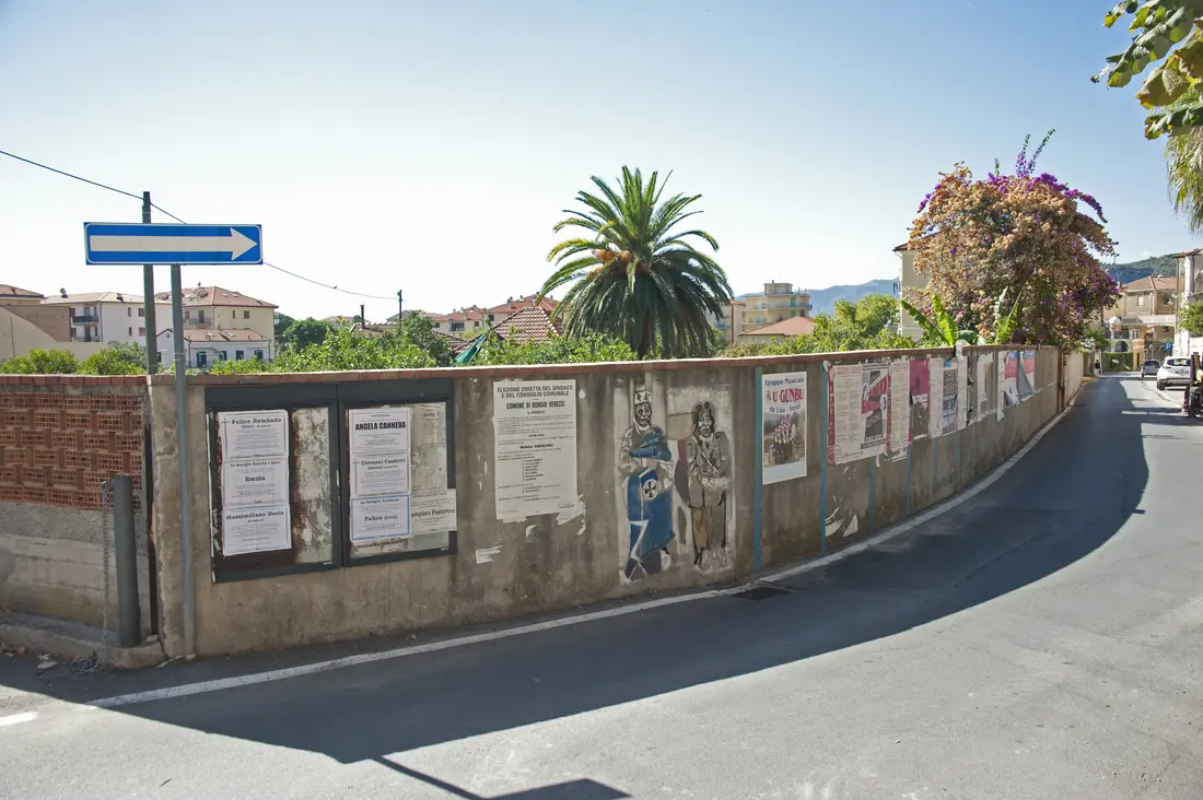 Ein Bauzahn mit künstlerischen Verzierungen in Italien