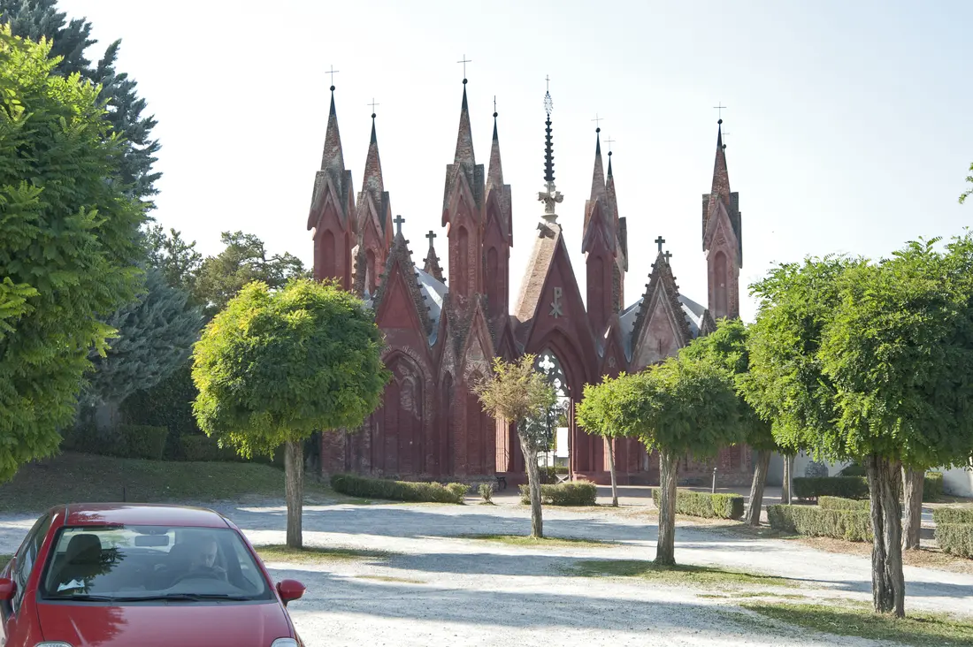 Eine Kirche am Friedhof von Dogliani