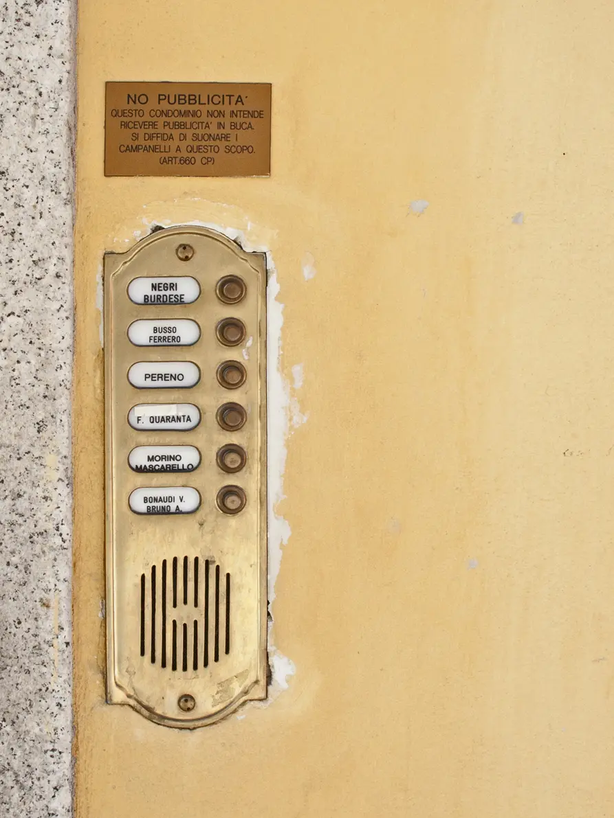 Klingelschild mit dem Namen Ferrero