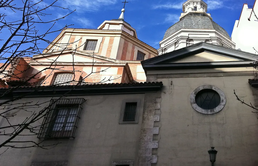 Eine Kirche hinter hohen und dicken Mauern