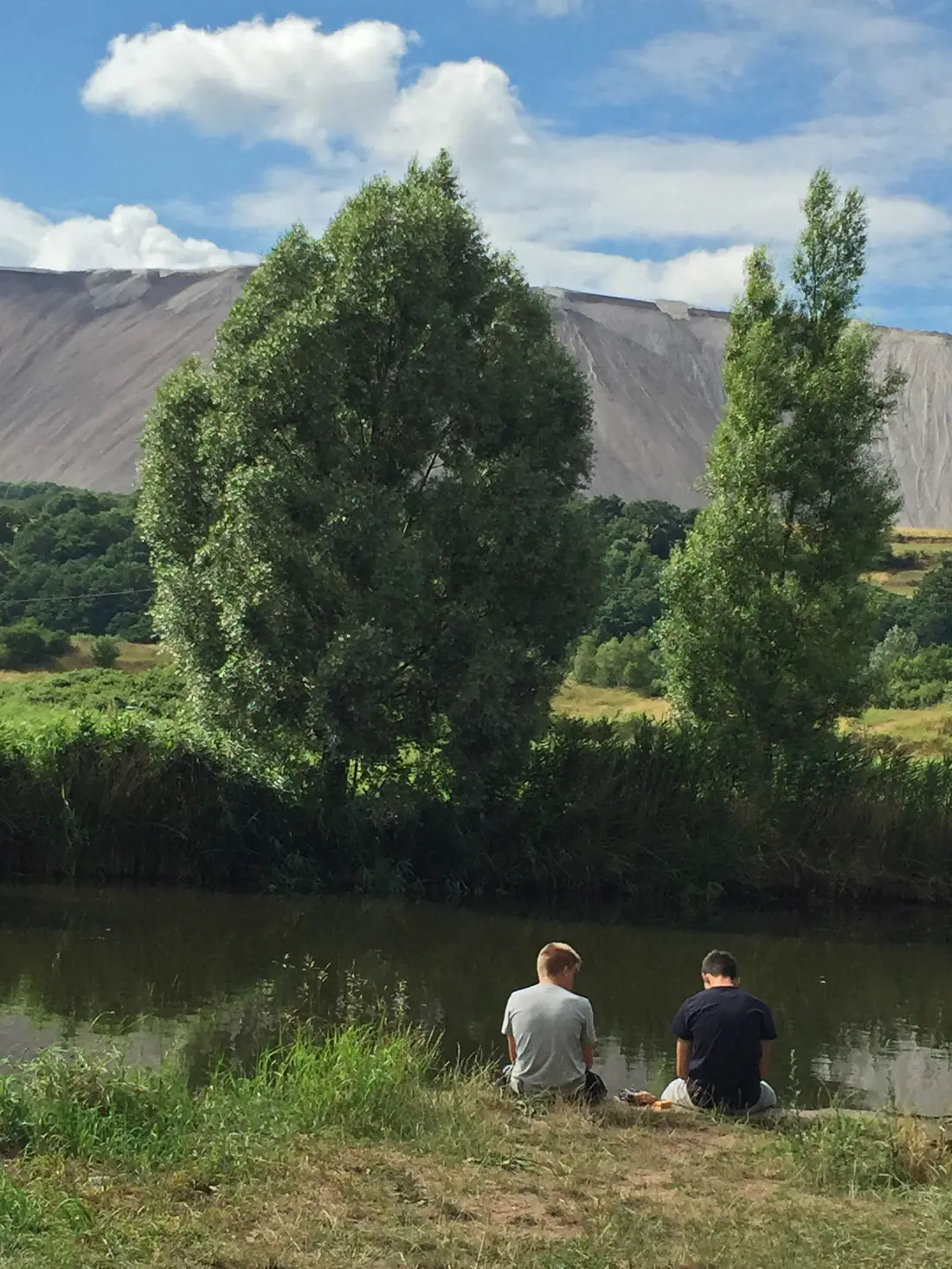 Jungs sitzen am Fluss