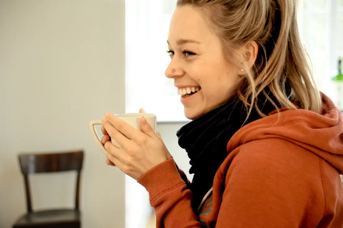 Frau beim Kaffeeetrinken