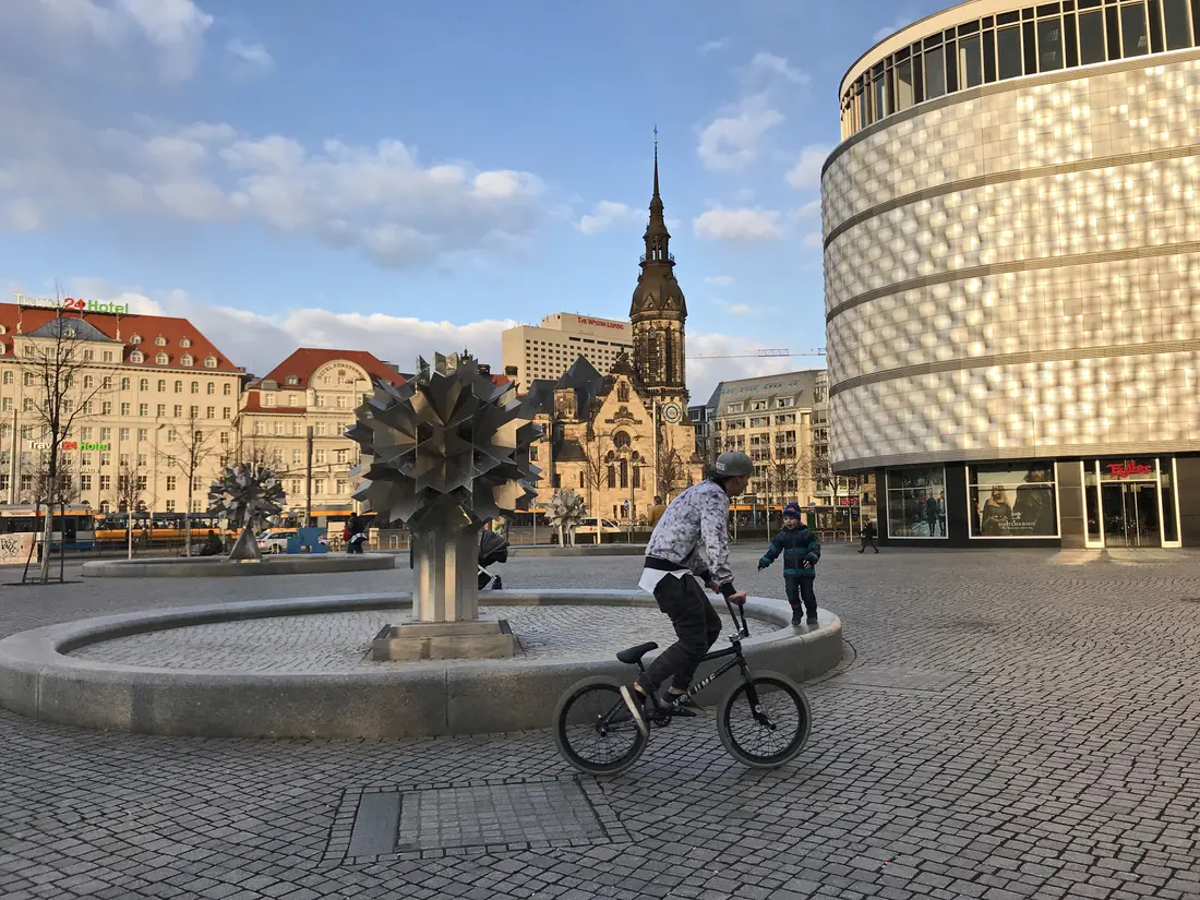 Platz in Leipzig mit Fahrradfahrer