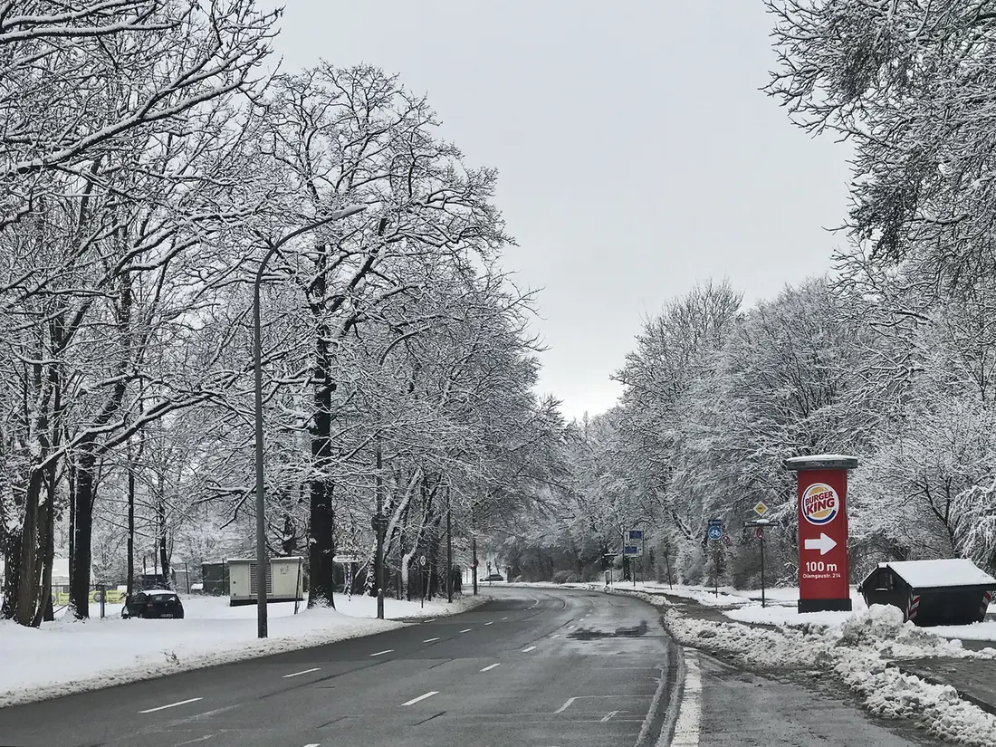 Die Strasse von gestern bei Lichte besehen