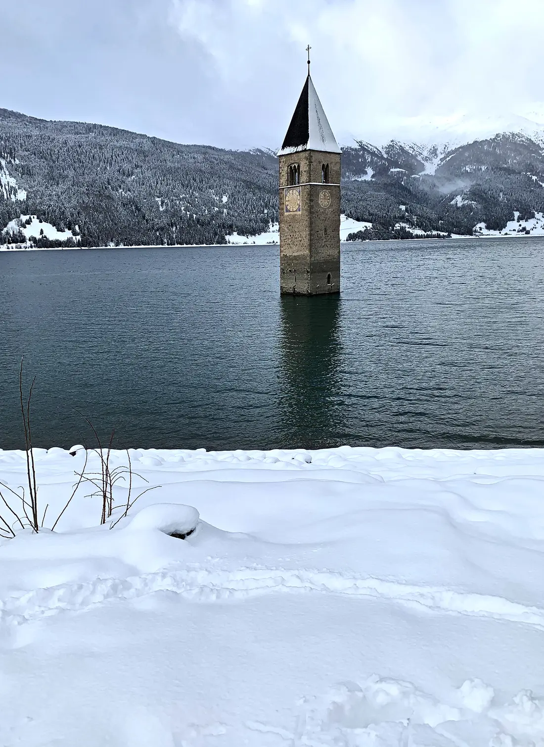 Der Turm steht im Wasser