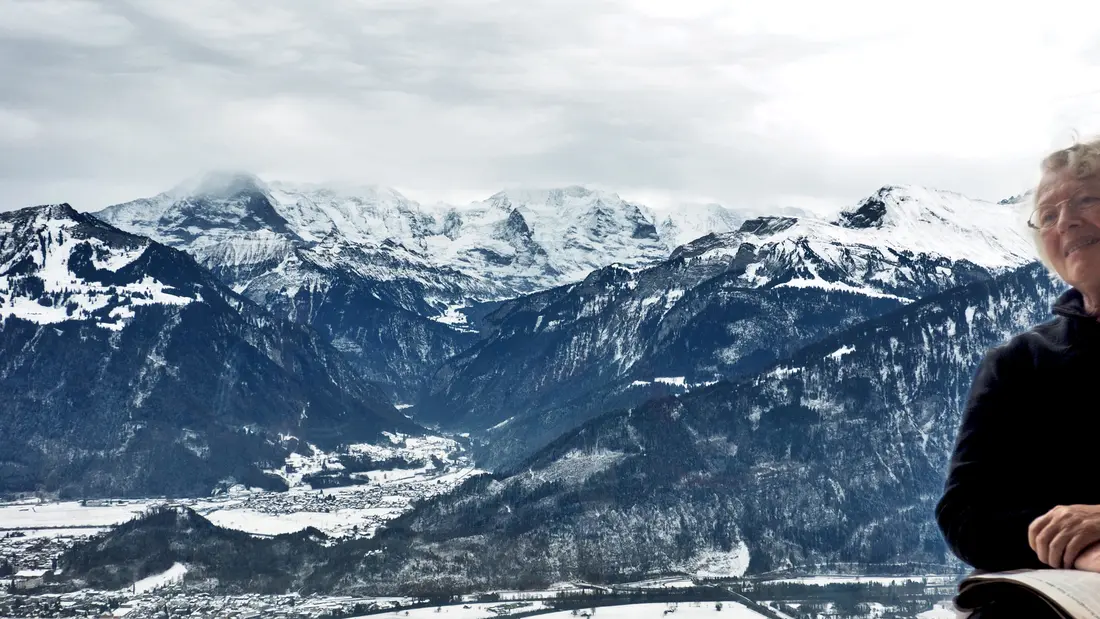 Frau vor Bergpanorama