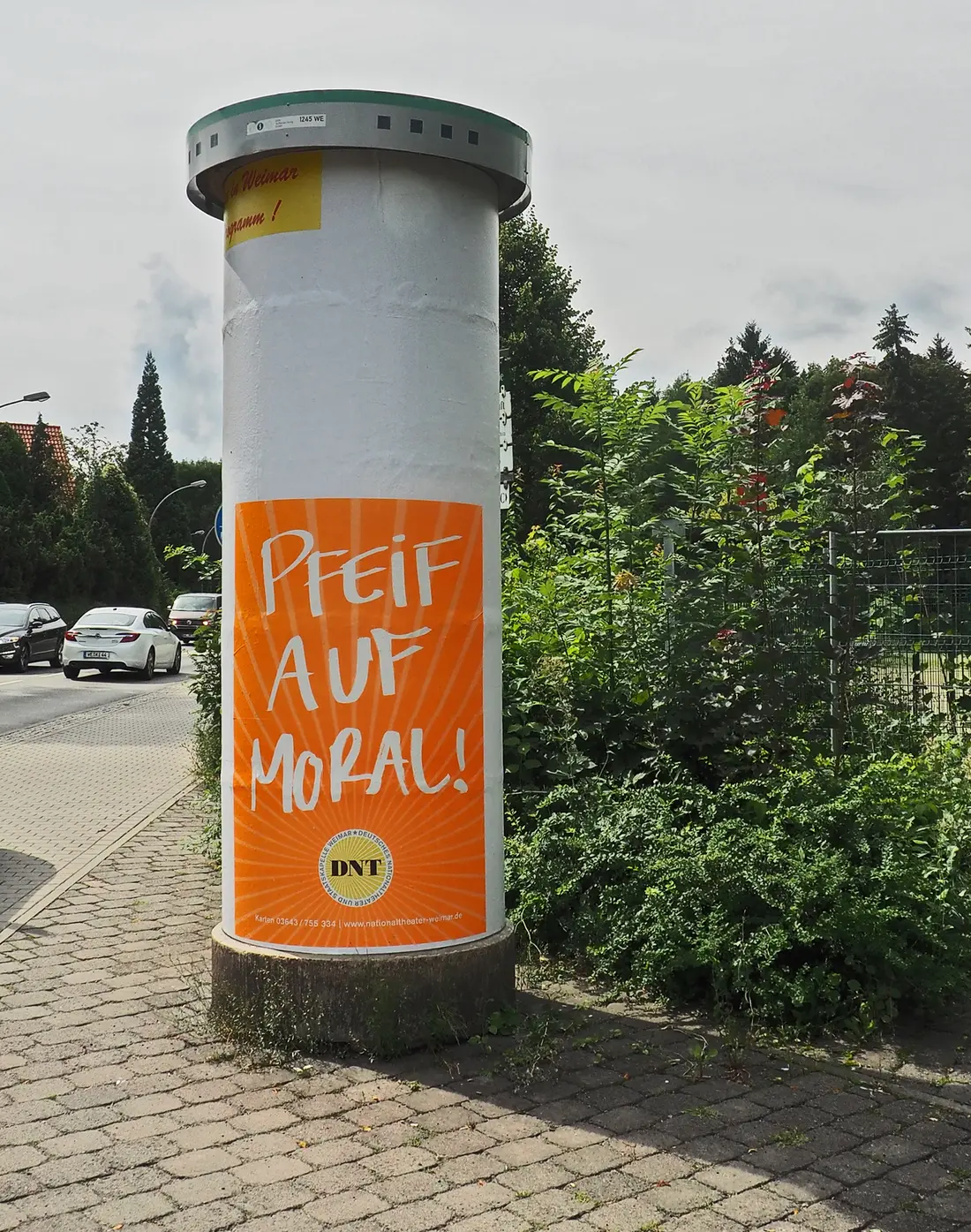 Litfasssäule mit Plakat