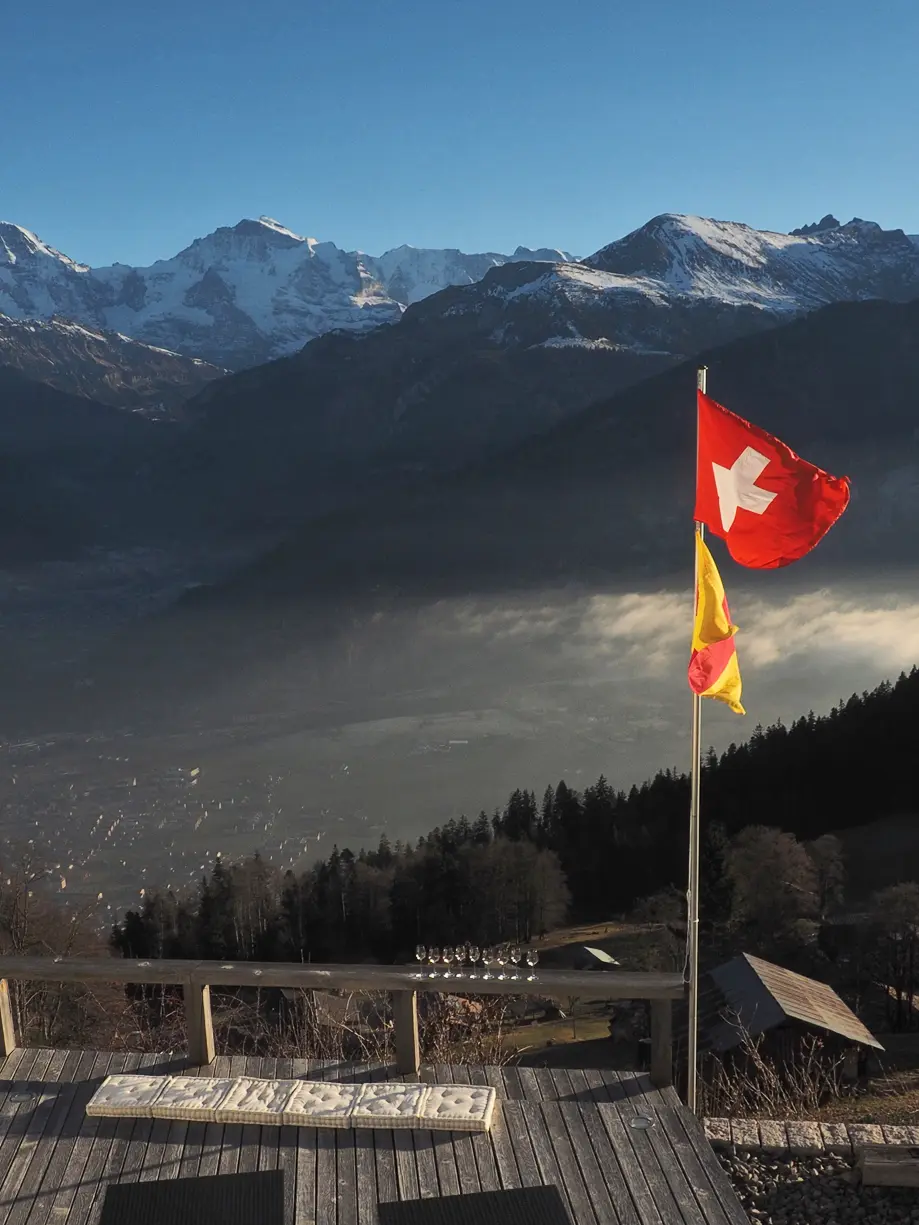 Sektgläser vor Alpenpanorama 