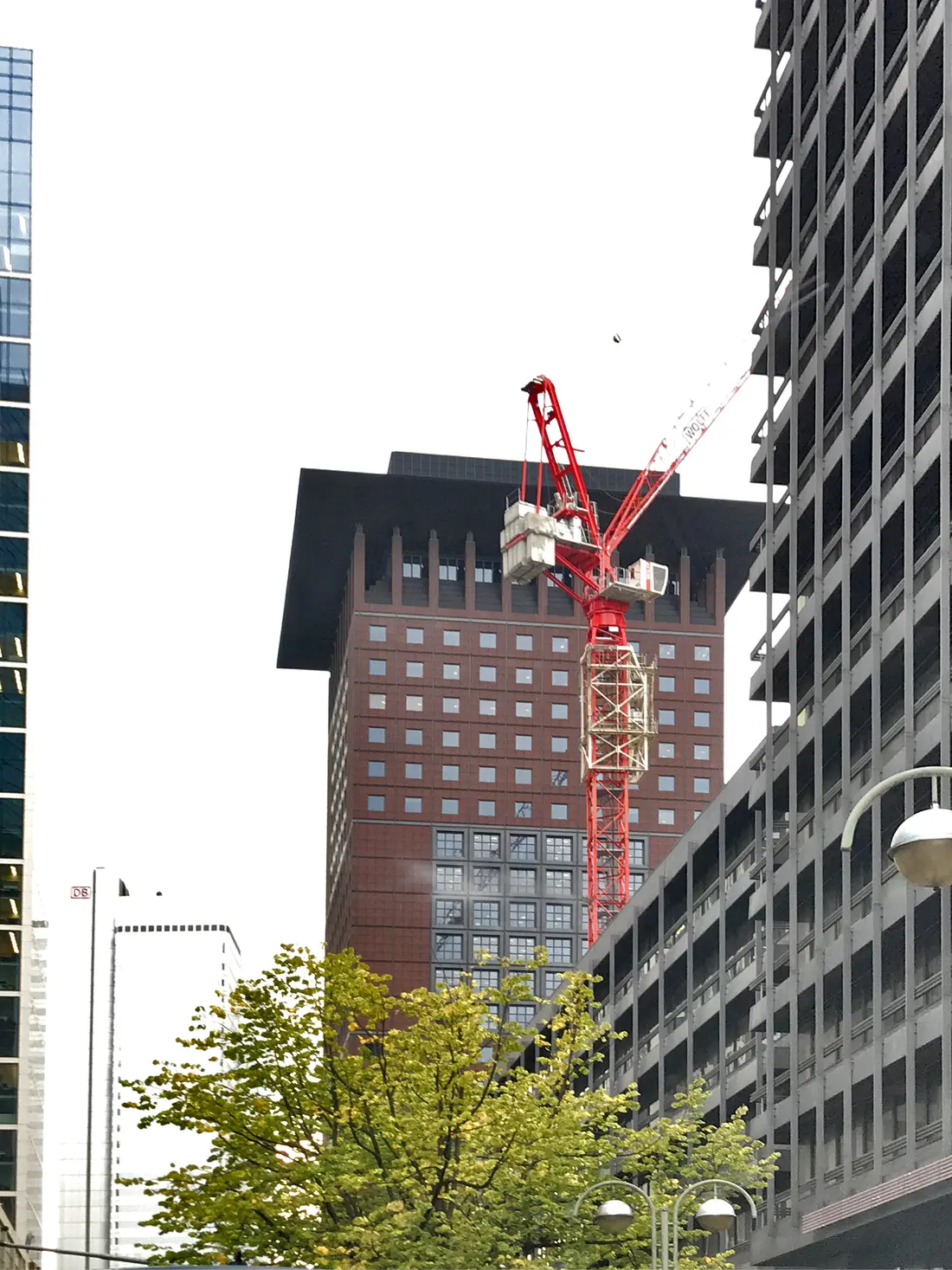 Roter Kran in der Frankfurter City