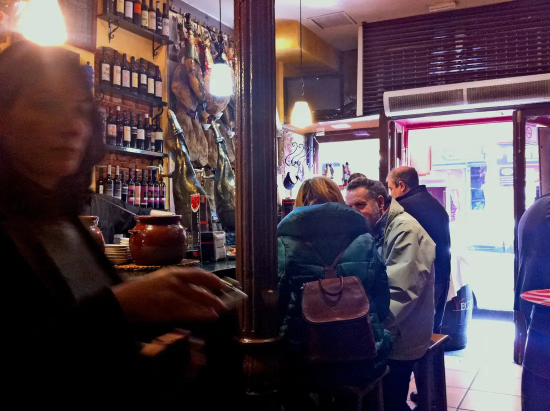 Szene in der Tabernas Toma Jamon  in Madrid