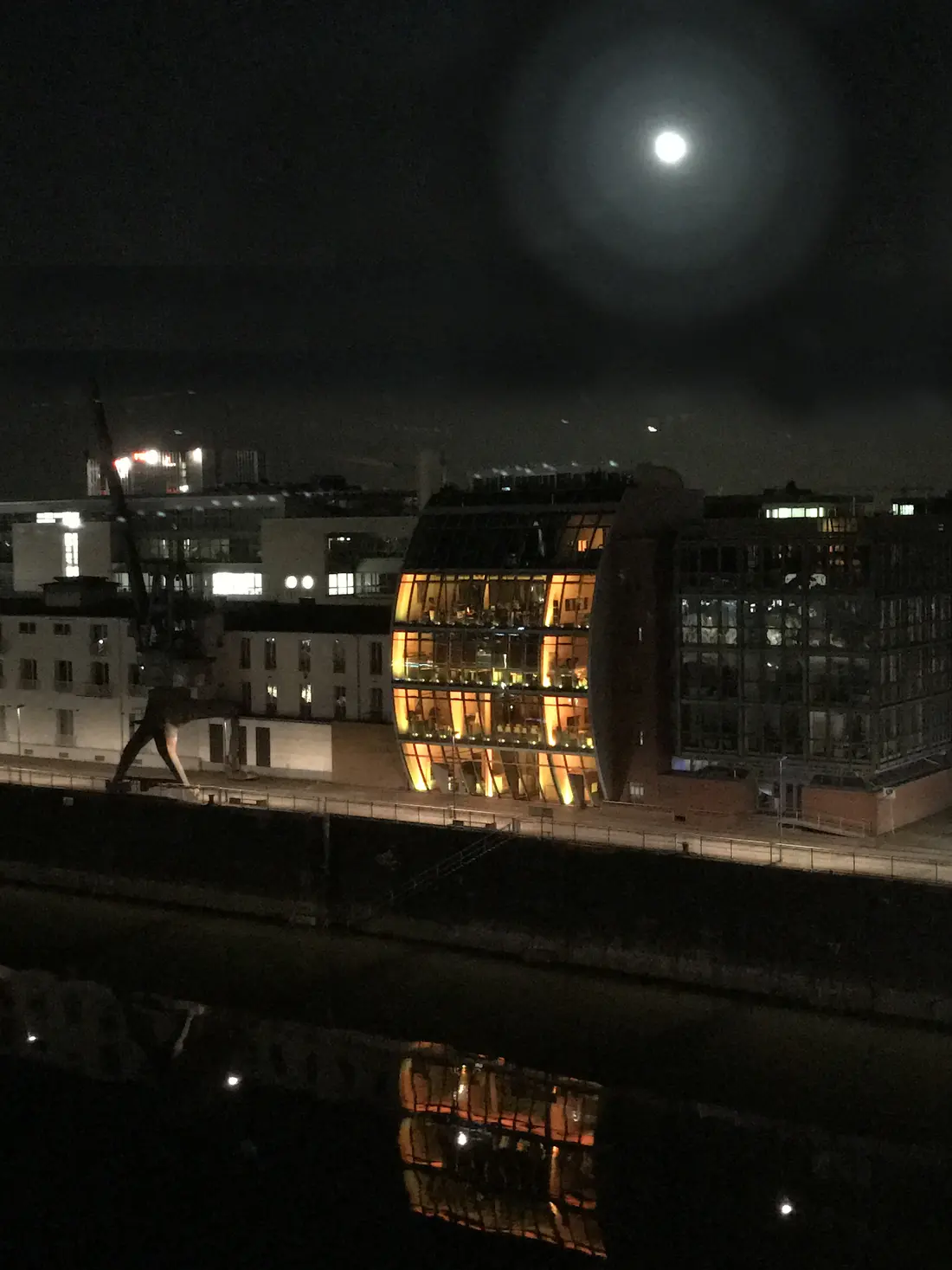 Vollmond über dem Medienhafen 