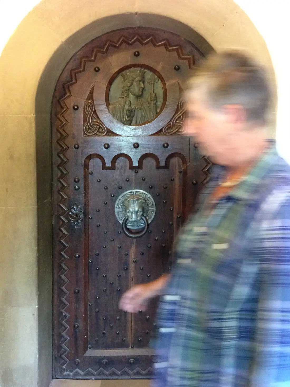 reich verzierte Holztür auf der Wartburg
