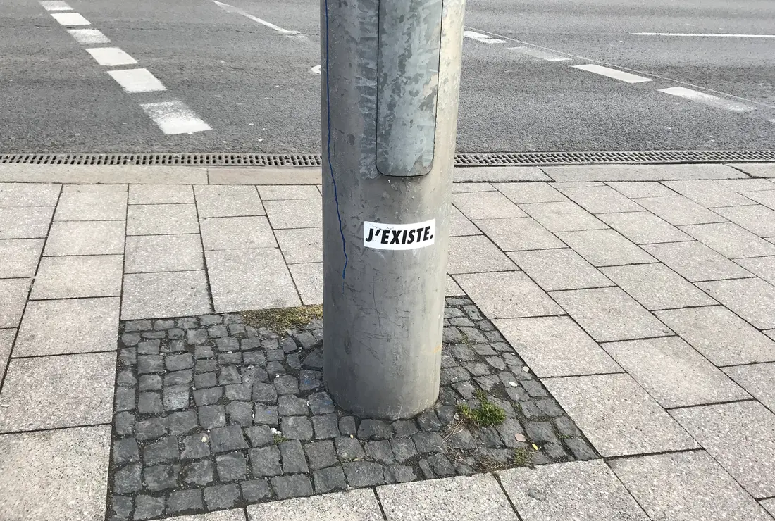 Aufkleber: J'existe.