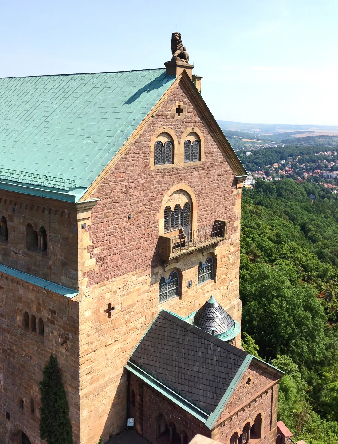 Ein "überraschender Balkon" mitten an einer Wand auf der Wartburg