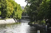 Ein idyllisches Bild vom Landwehrkanal - mit Brücke