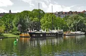 Ein Restaurantschiff auf dem Landwehrkanal