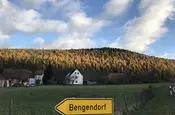 Wie die Sonne einen Hügel bei Bengendorf bemalt