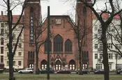 Kirche mit Transparent: Passion