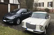 Ein Tesla und ein Mercedes