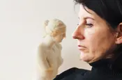 Die Frau und die Statue