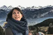 Frau vor Panorama