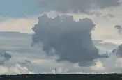 Wolke droht über Dorf in der Sonne