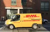 DHL-Auto vor Post-Filiale