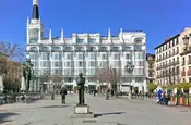 Statue des Gabriel Garcia Lorca vor einem Palazzo